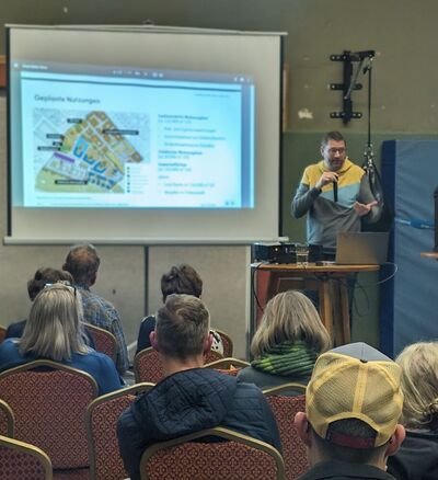 Lars Düsterhöft, MdA, im Gespräch mit den interessierten Bürger*innen